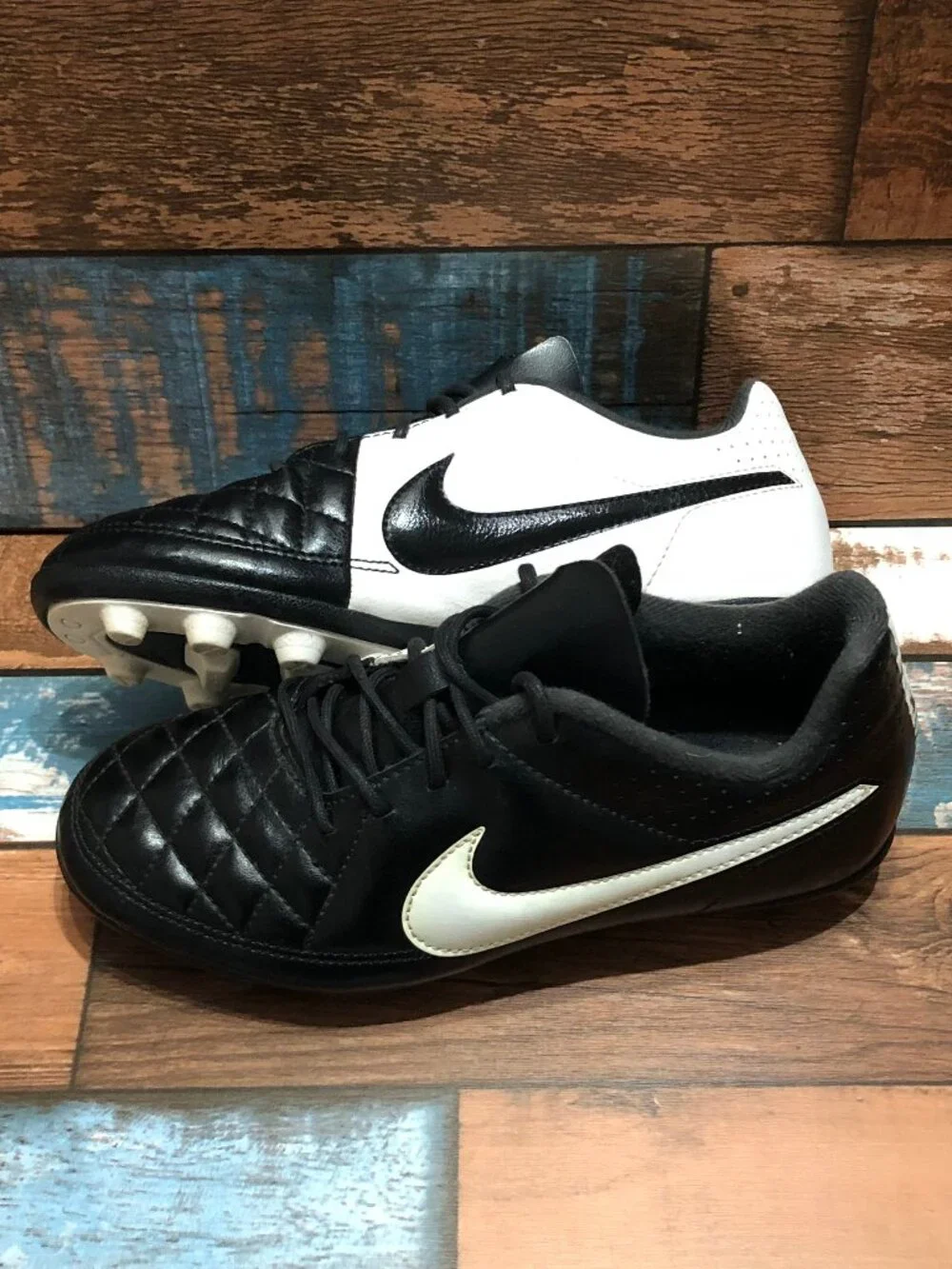 Nike Tiempo Soccer Cleats 631286-010 Black-White Youth Boys Size 2Y